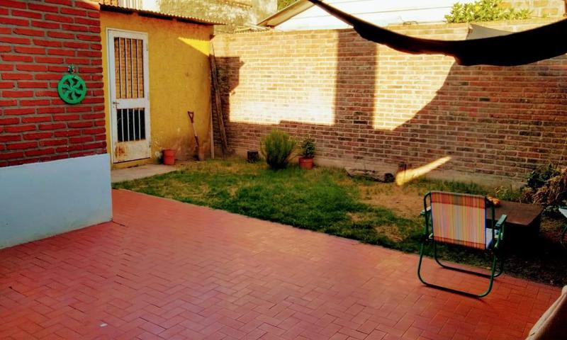 HERMOSA CASA : Garage + patio con verde + parrillero