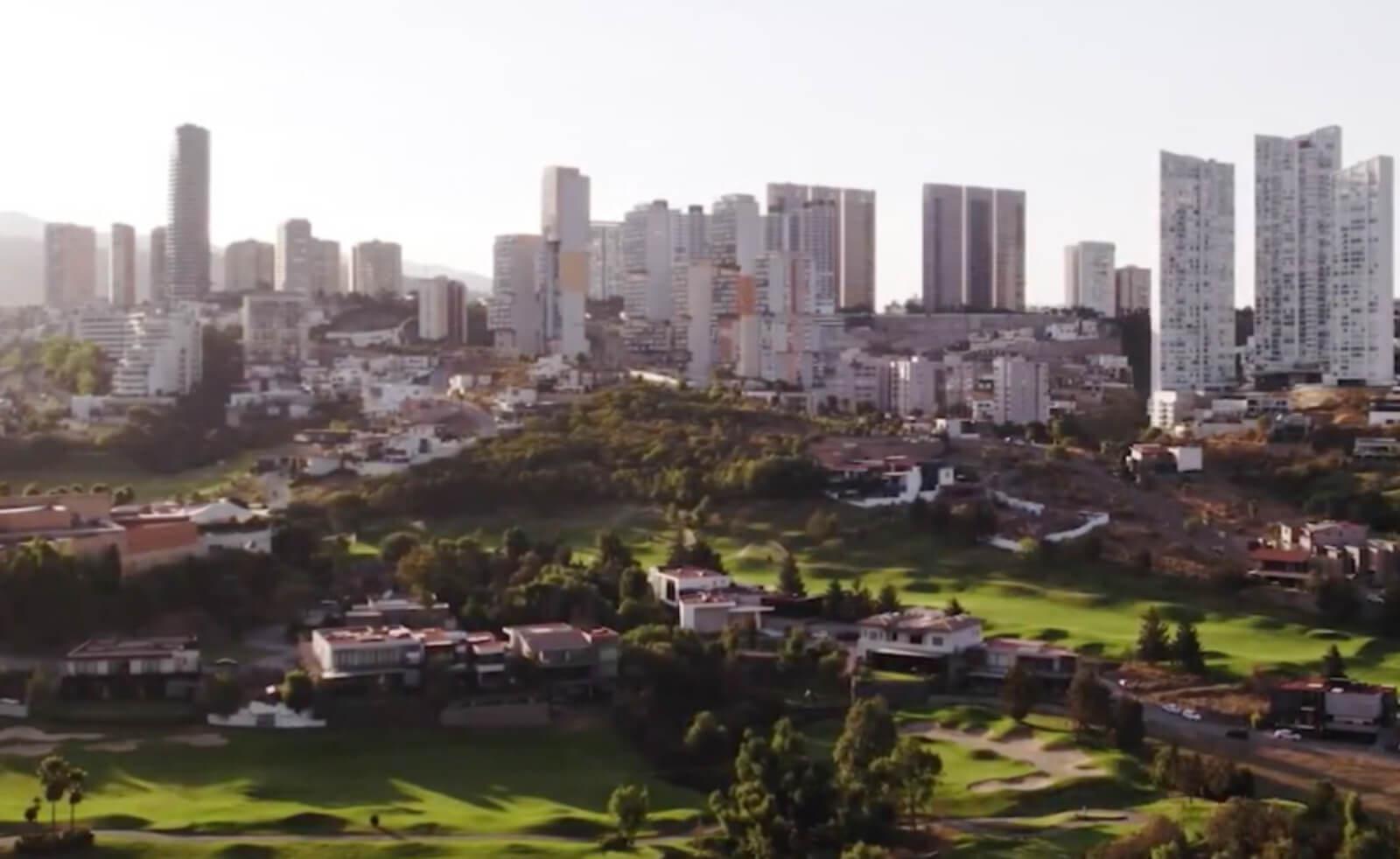 Terreno multifamiliar 5,000 m2 en residencial con campo de golf, en venta.